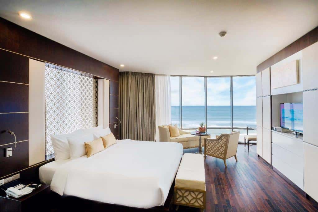 holiday-beach-da-nang resort