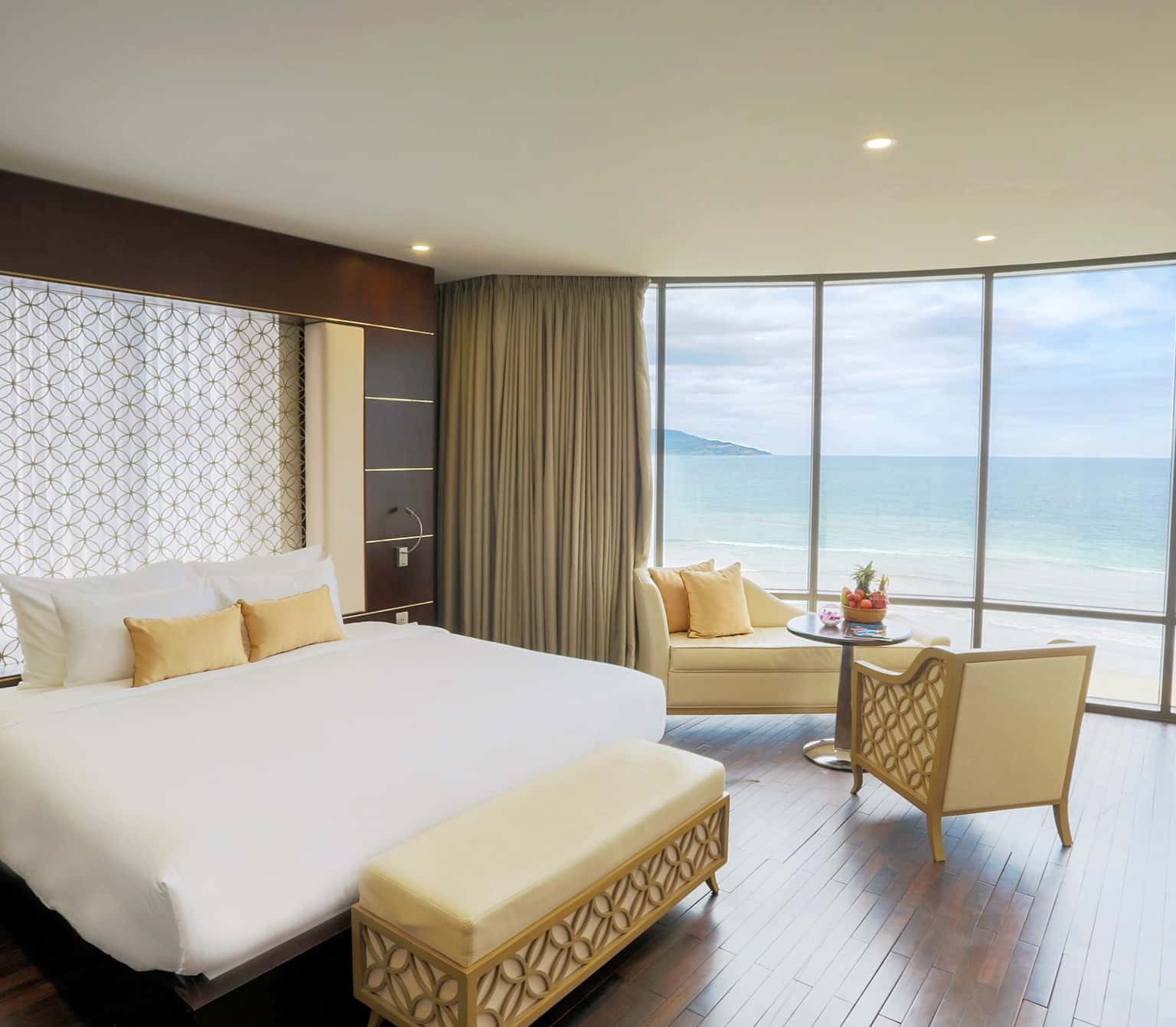 holiaday beach da nang hotel resort