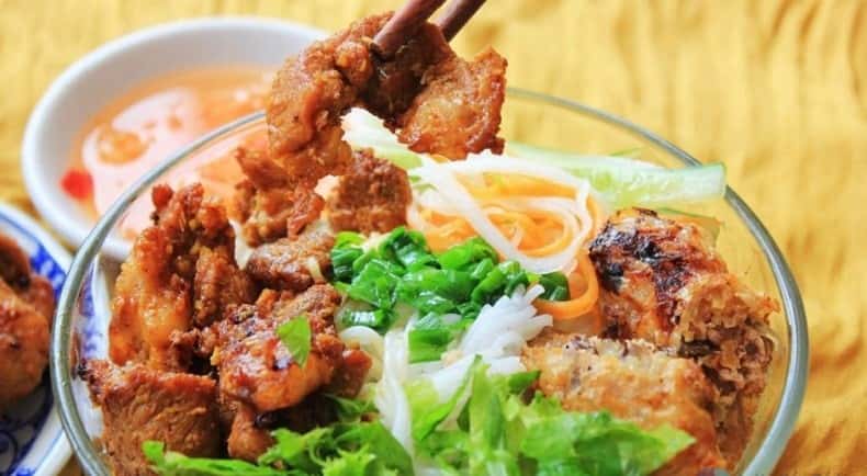  quan-hong-nguyet-da-nang