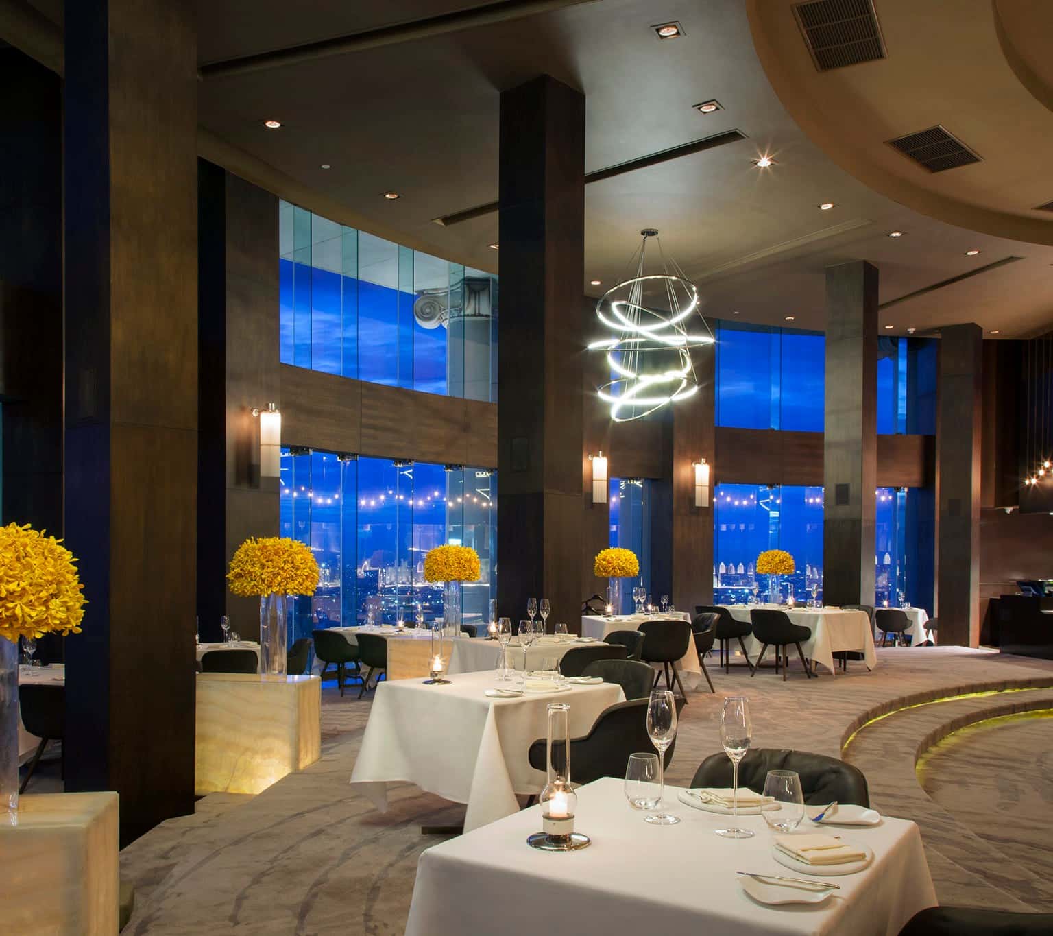 mezzaluna restaurant thailand