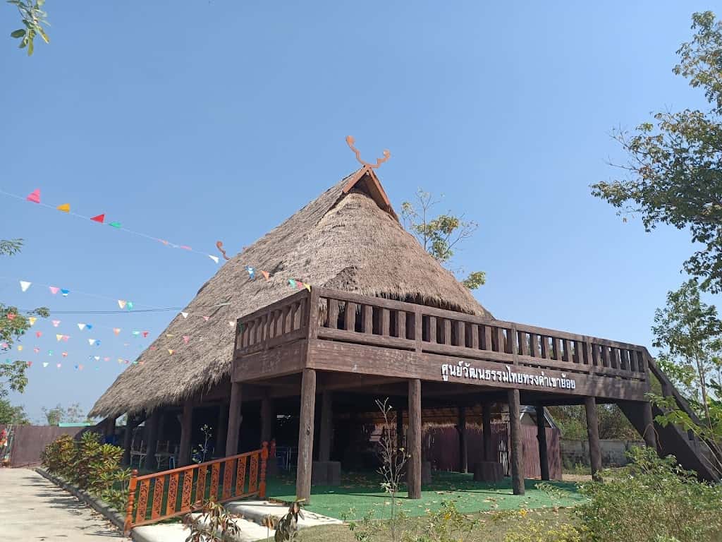 trung tam van hoa thai song dam phetchaburi thai lan