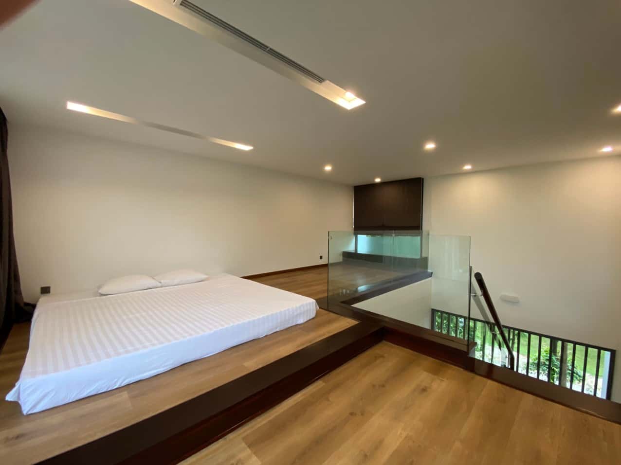 Bedroom 5 (open mezzanine)