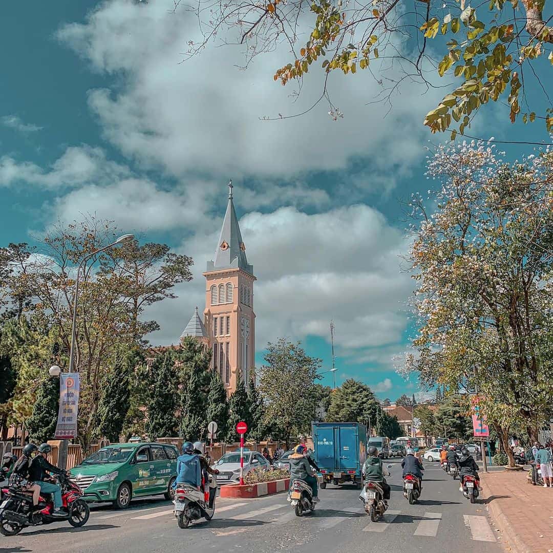 justfly nha tho chinh toa da lat