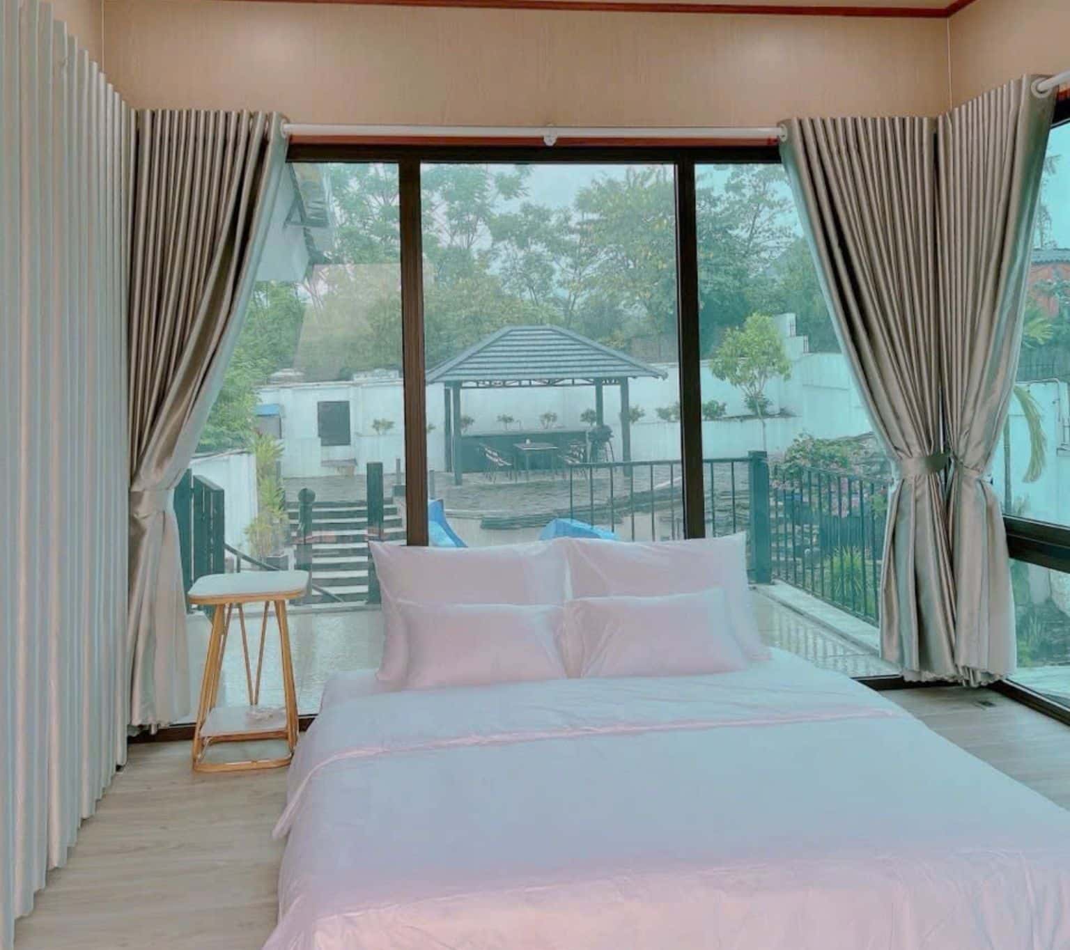 Phòng ngủ 3 tầng 2 view hồ bơi