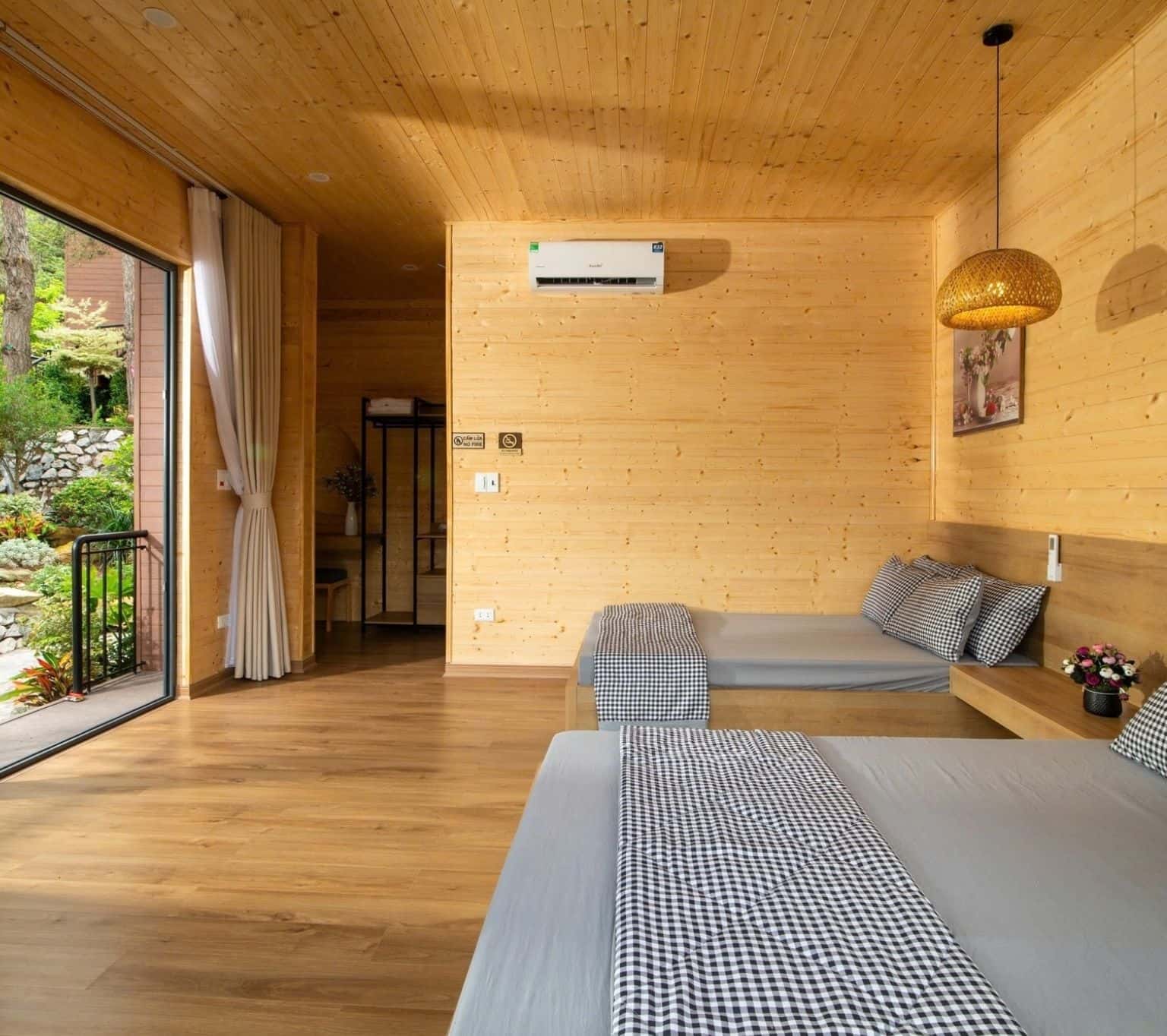 Pine 8 Room