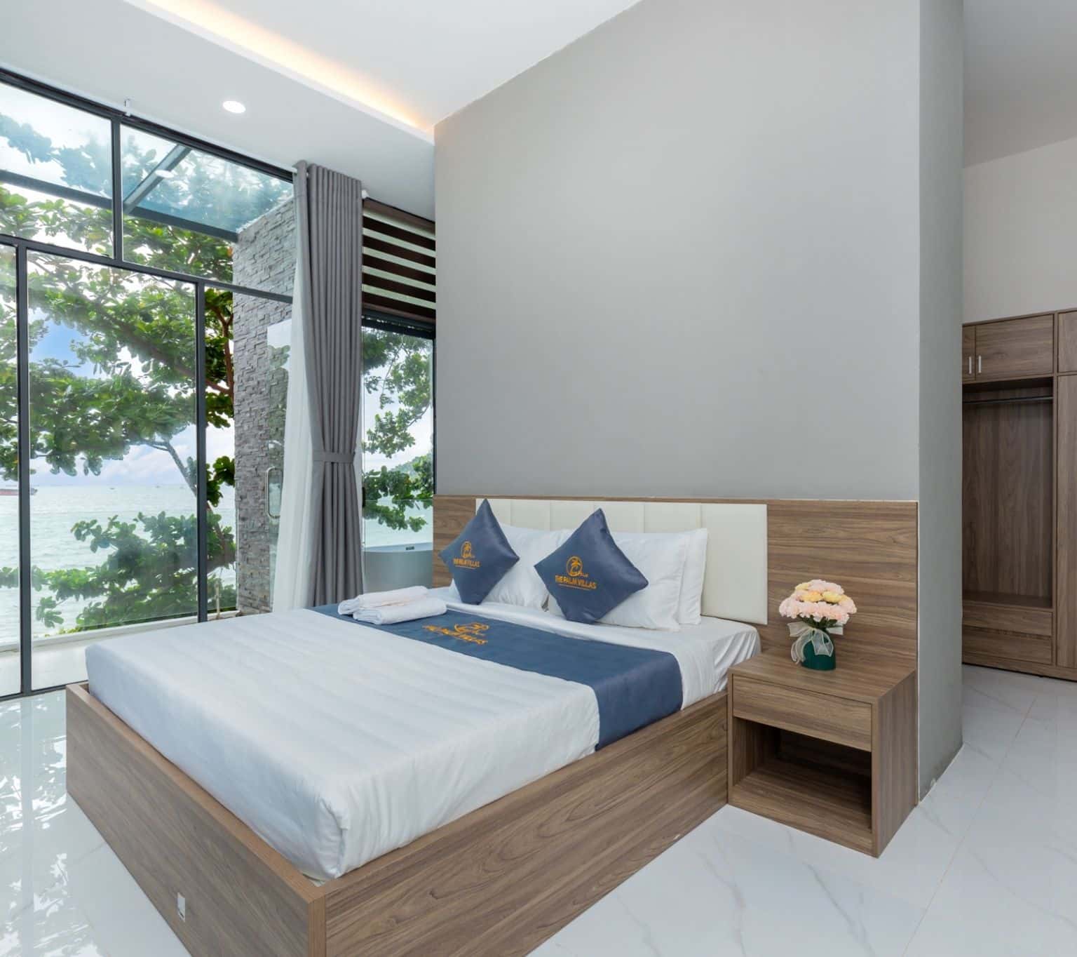 Bedroom 4 with sea view