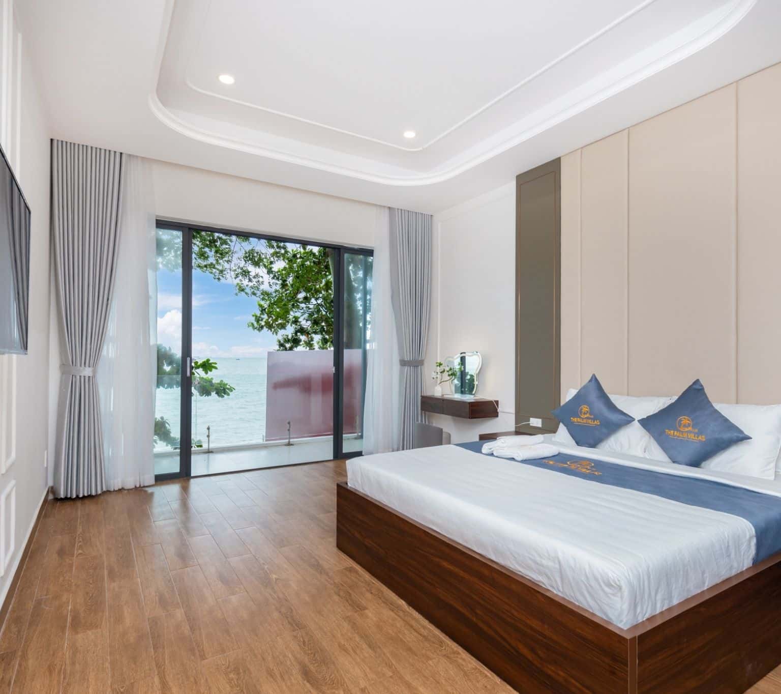 Bedroom 5 with sea view