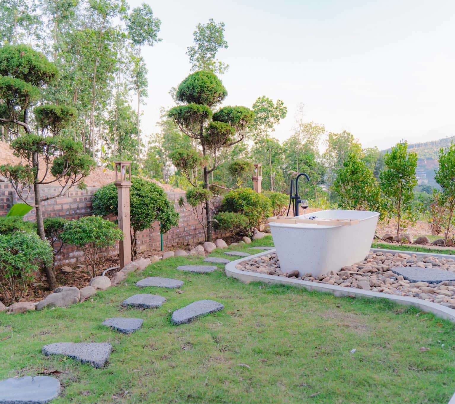 Outdoor bathtub