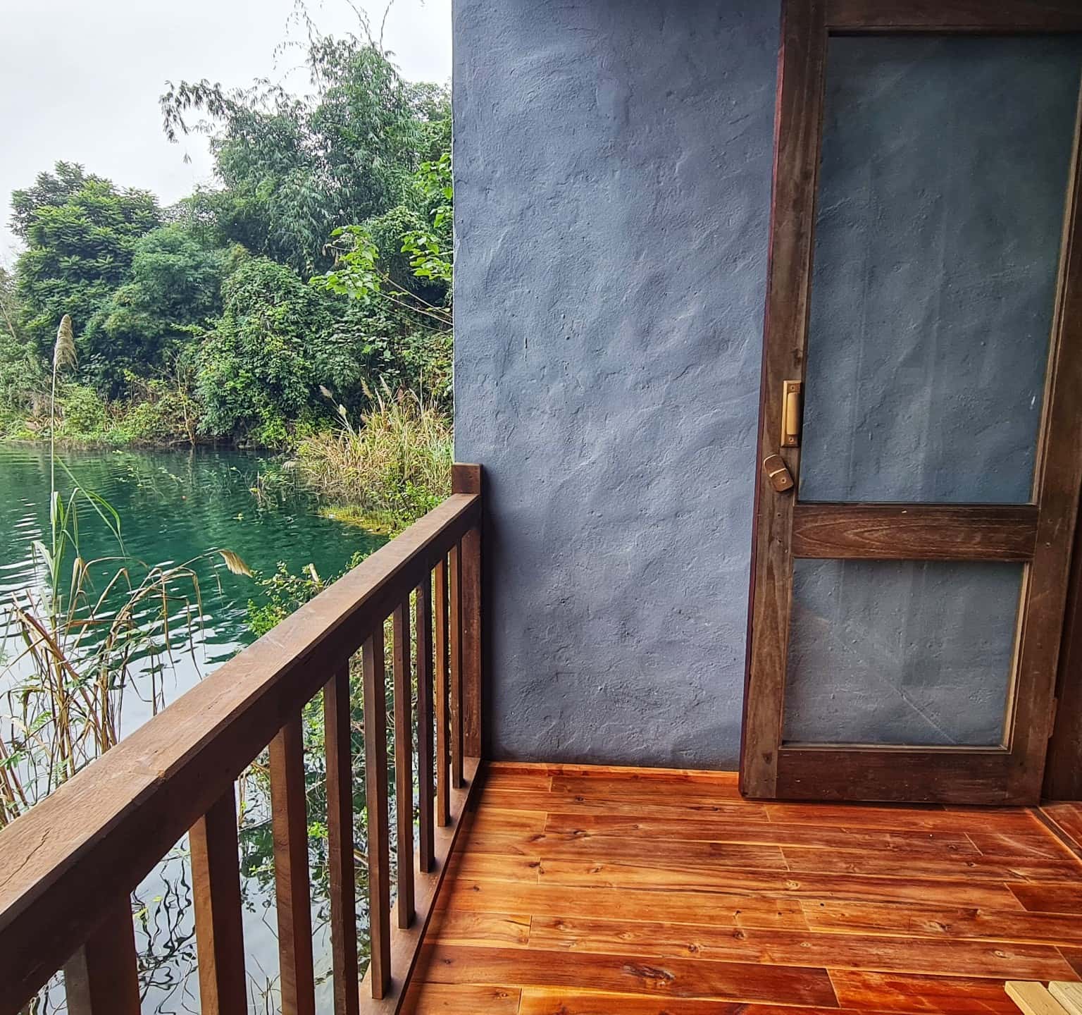 Ban công view hồ