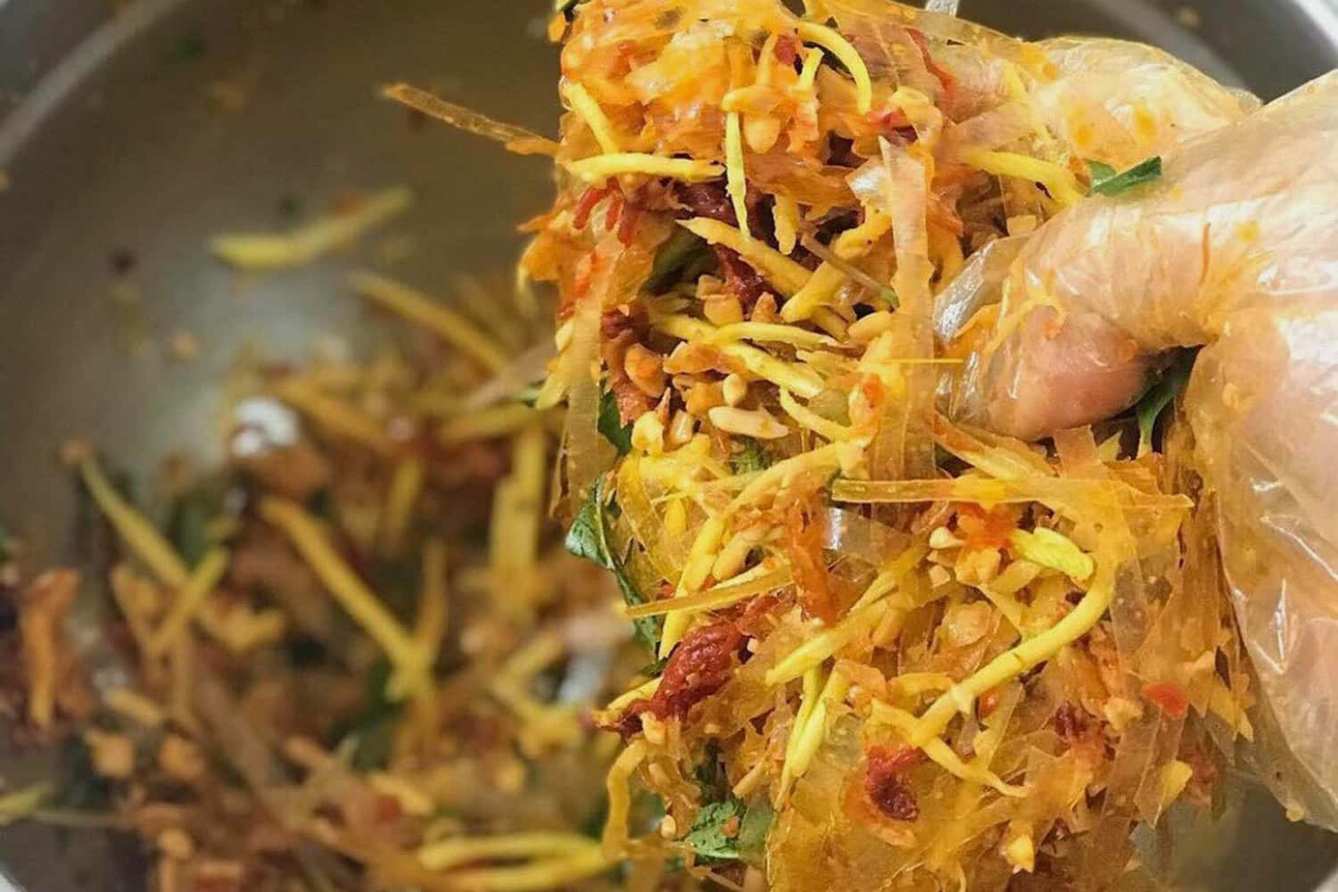 Đó là sự kết hợp của bánh tráng được xé nhỏ, trộn cùng với lạc rang, hành khô, bò khô và trứng cút