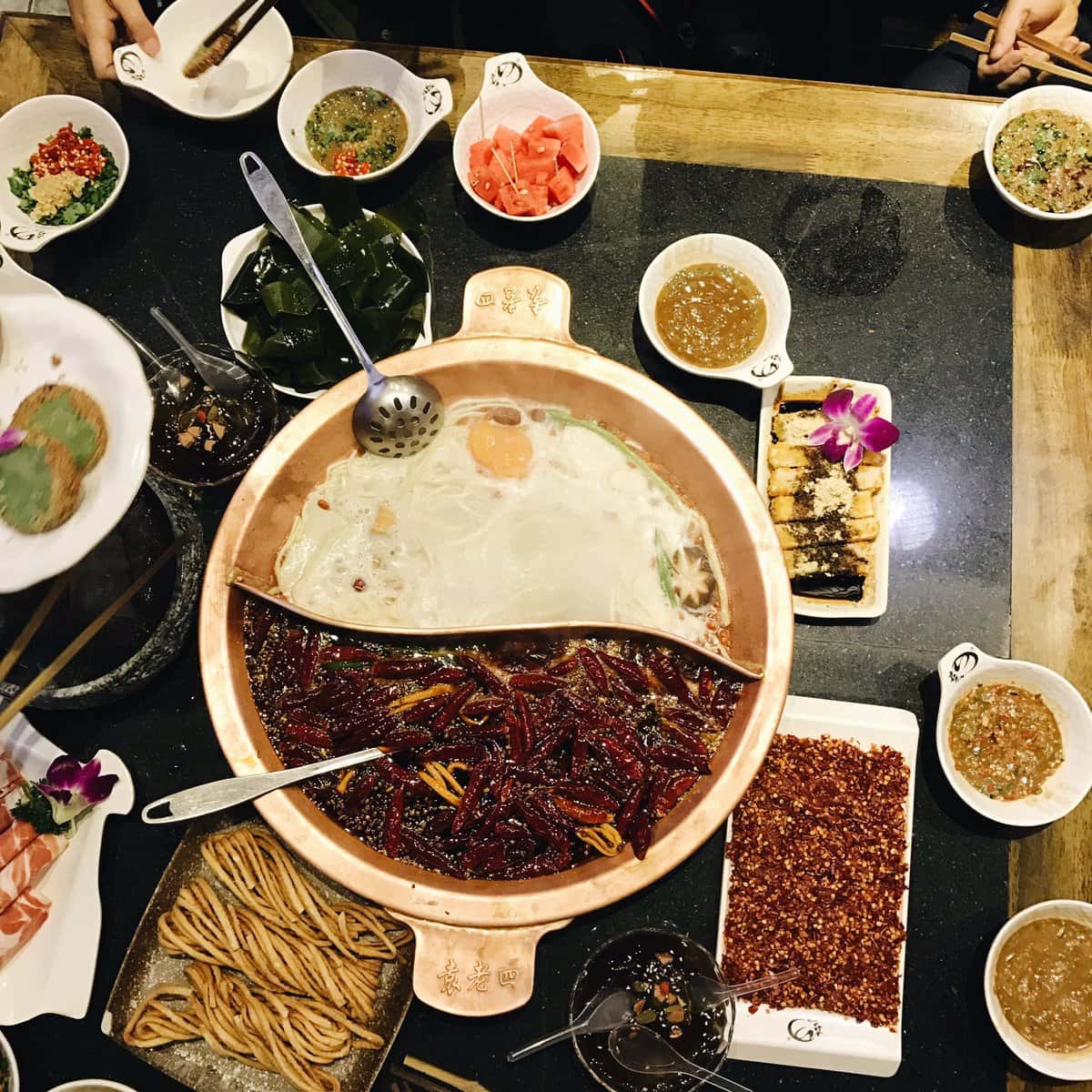 Lẩu là rất phổ biến ở Vũ Hán, đặc biệt là những tháng mùa đông lạnh giá trong năm