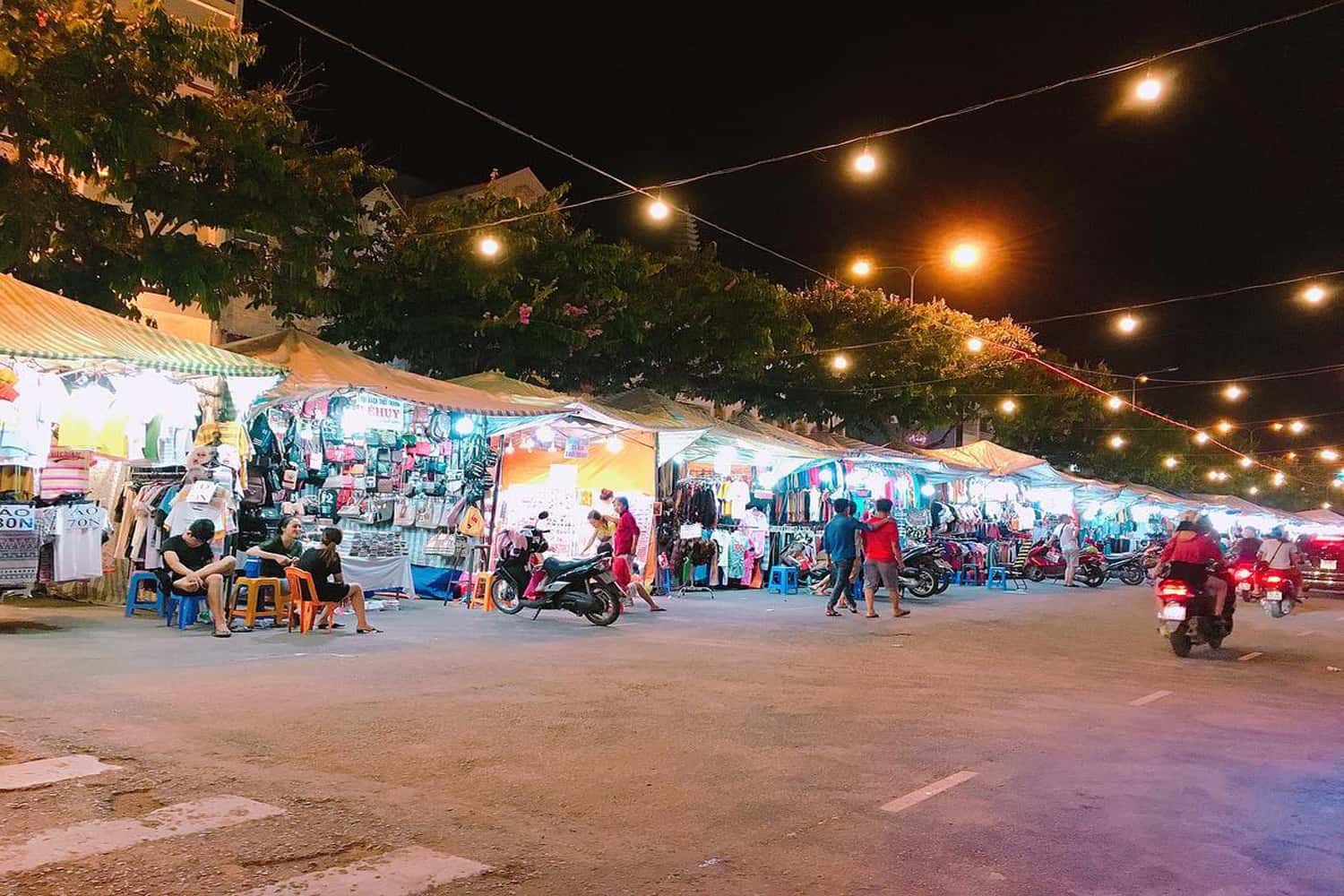 Chợ đêm với nhiều gian hàng