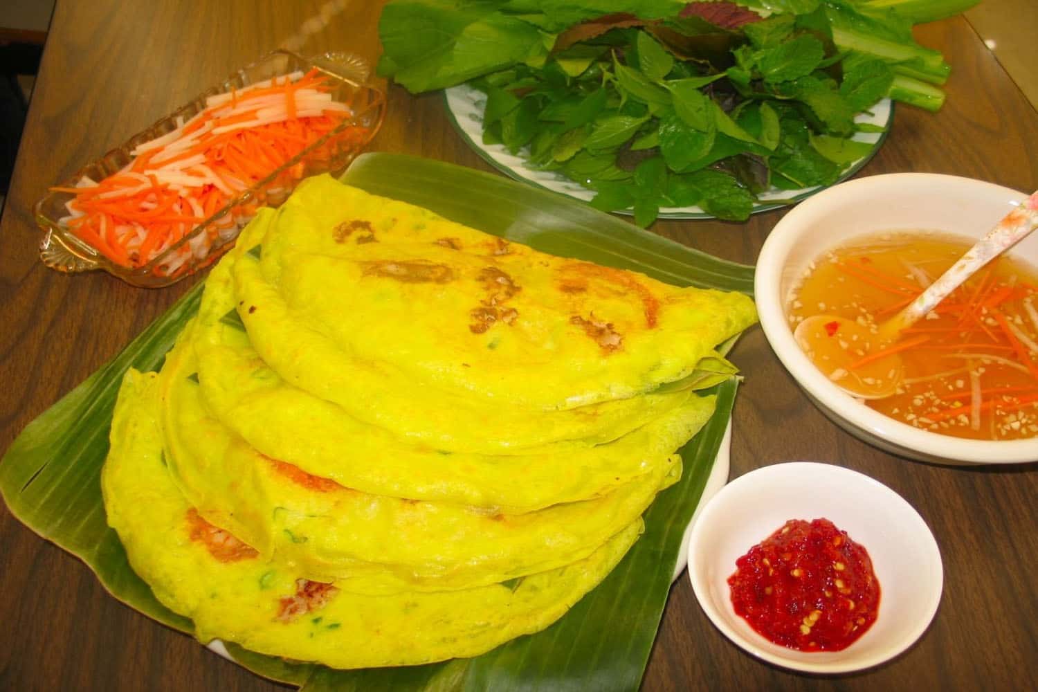 Đĩa bánh vàng giòn rụm cùng nước chấm là đủ no bụng