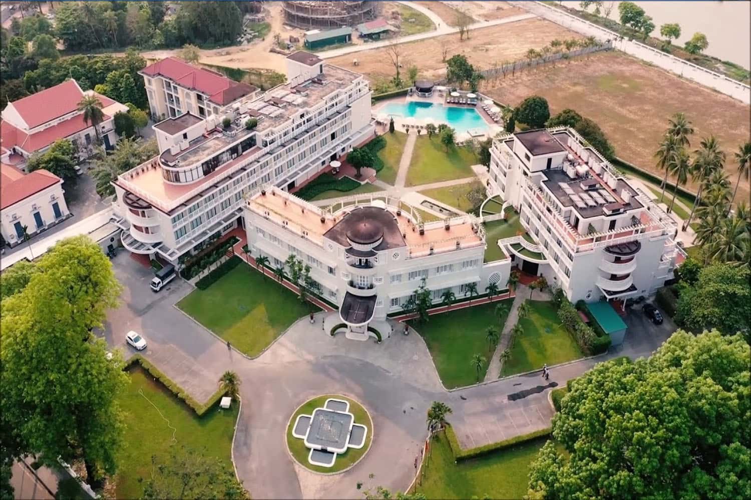 Azerai La Residence là một trong những nhà hàng năm sao tại Huế với diện tích khoảng 2 hecta