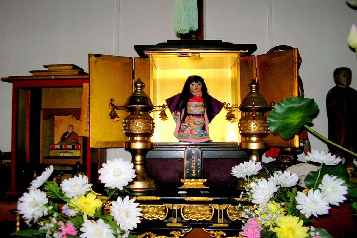Bàn thờ búp bê
