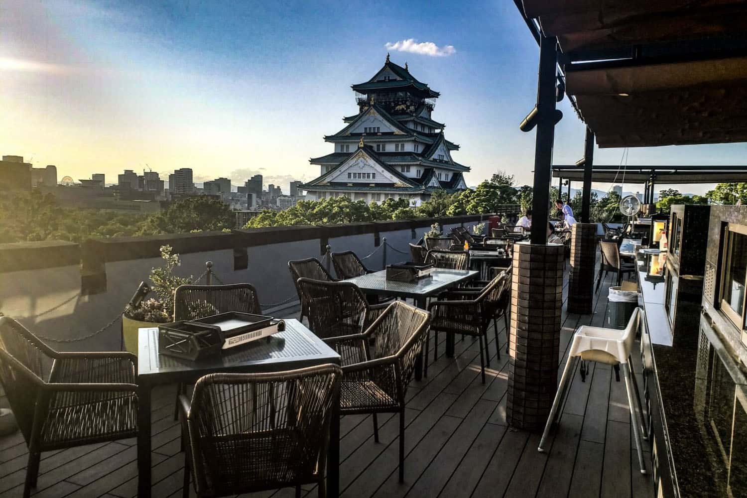 Bức ảnh về lâu đài Osaka từ một nhà hàng trên sân thượng