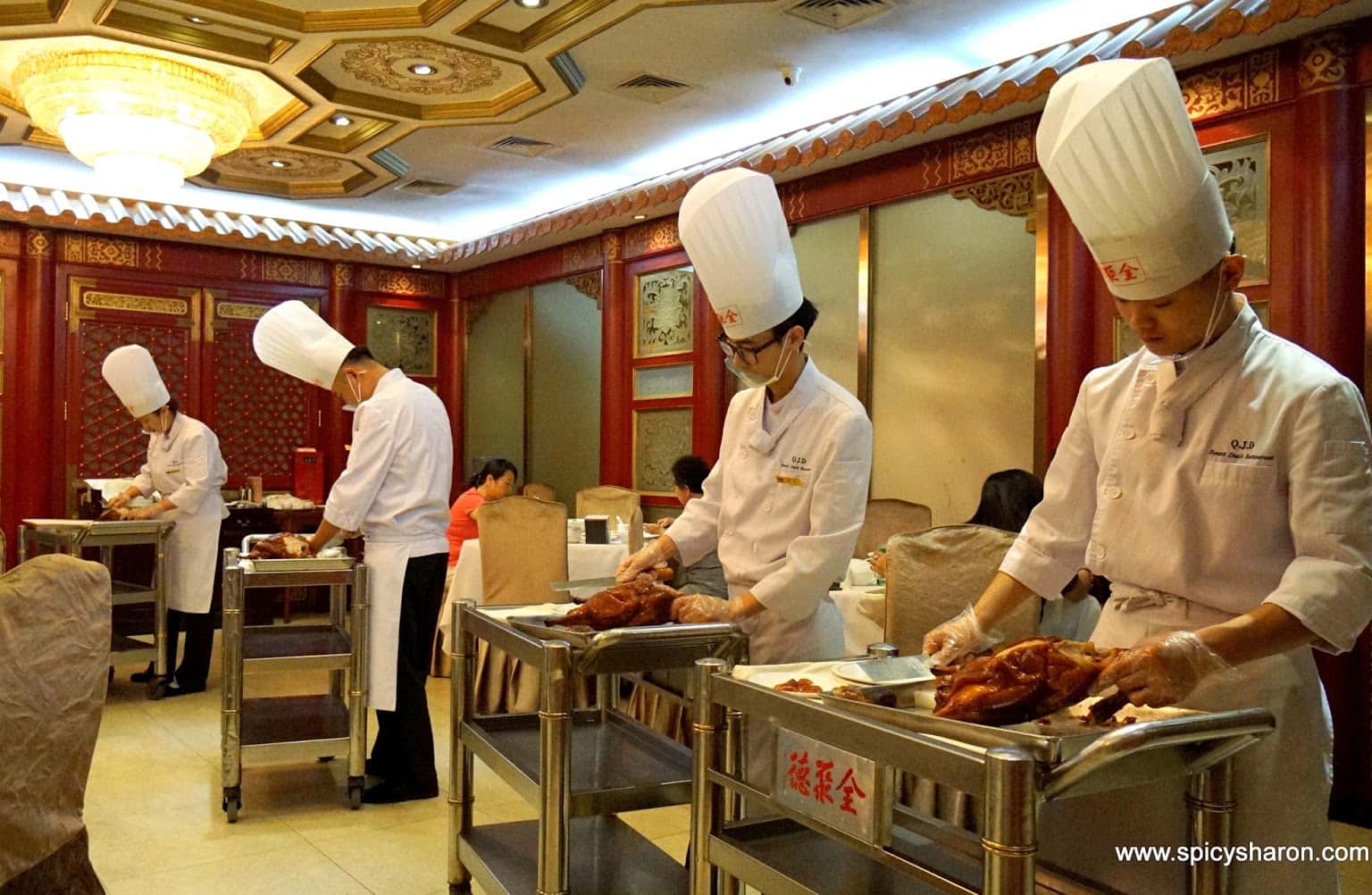 Các đầu bếp đang chế biến món vịt quay