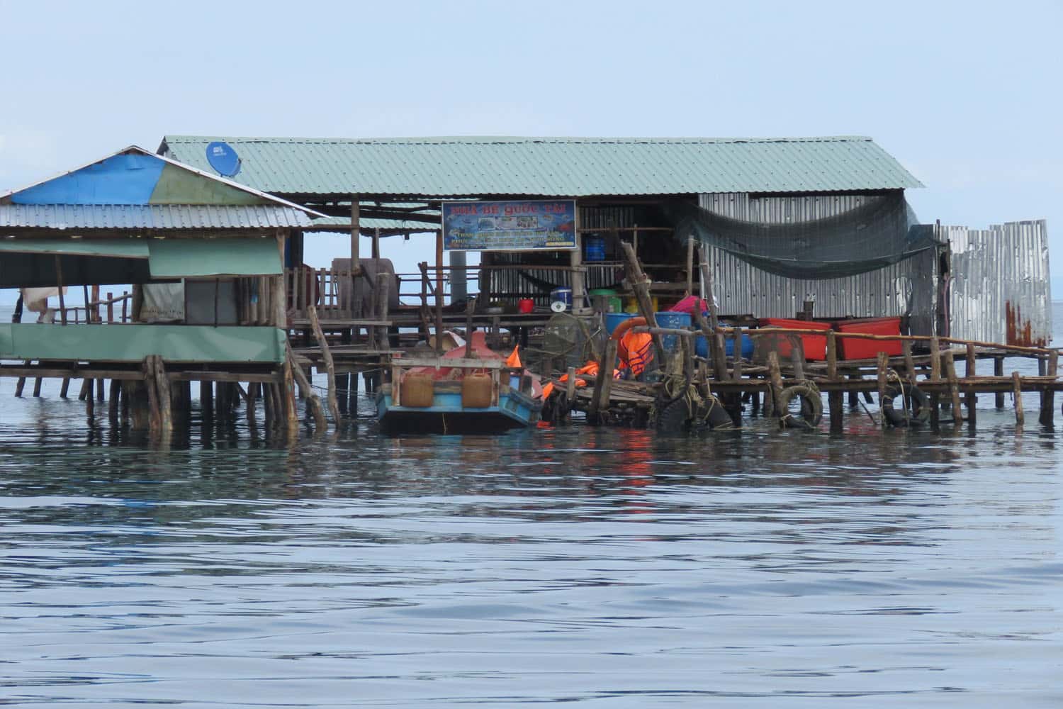 Khám phá nhà bè trên biển