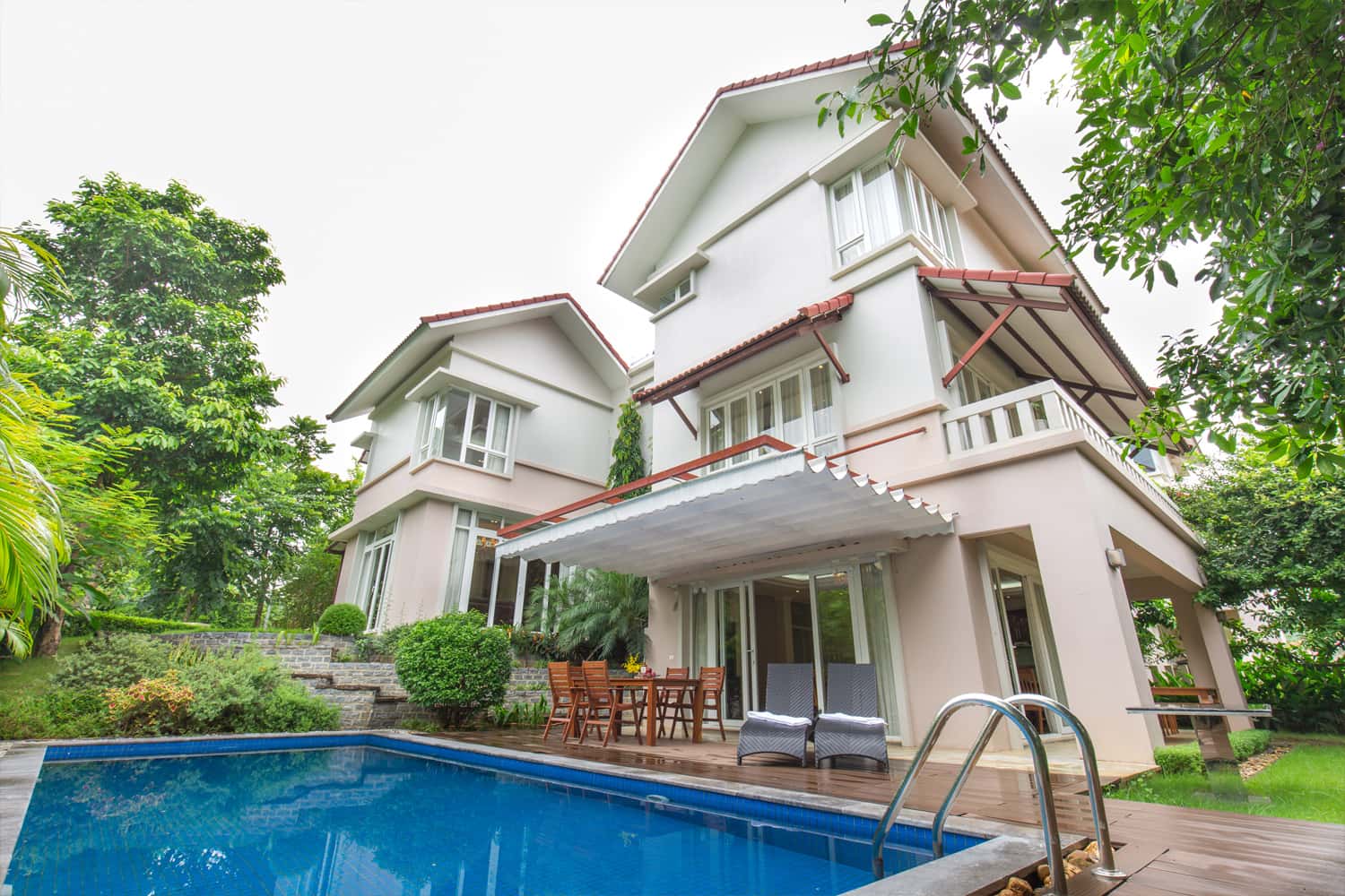 Khư vực bê bơi tại Suite Pool 
