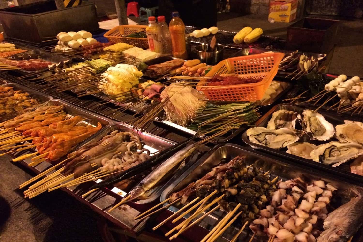 Thưởng thức ẩm thực đường phố