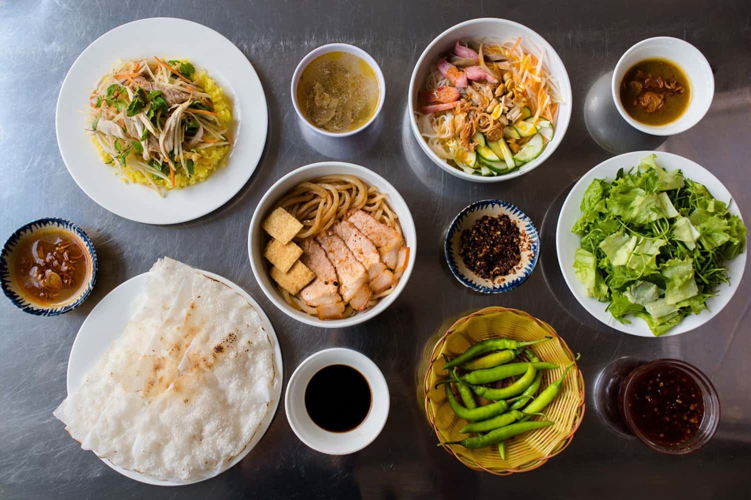 Cao lầu được chế biến công phu hơn hẳn khi so sánh với sợi mì quảng