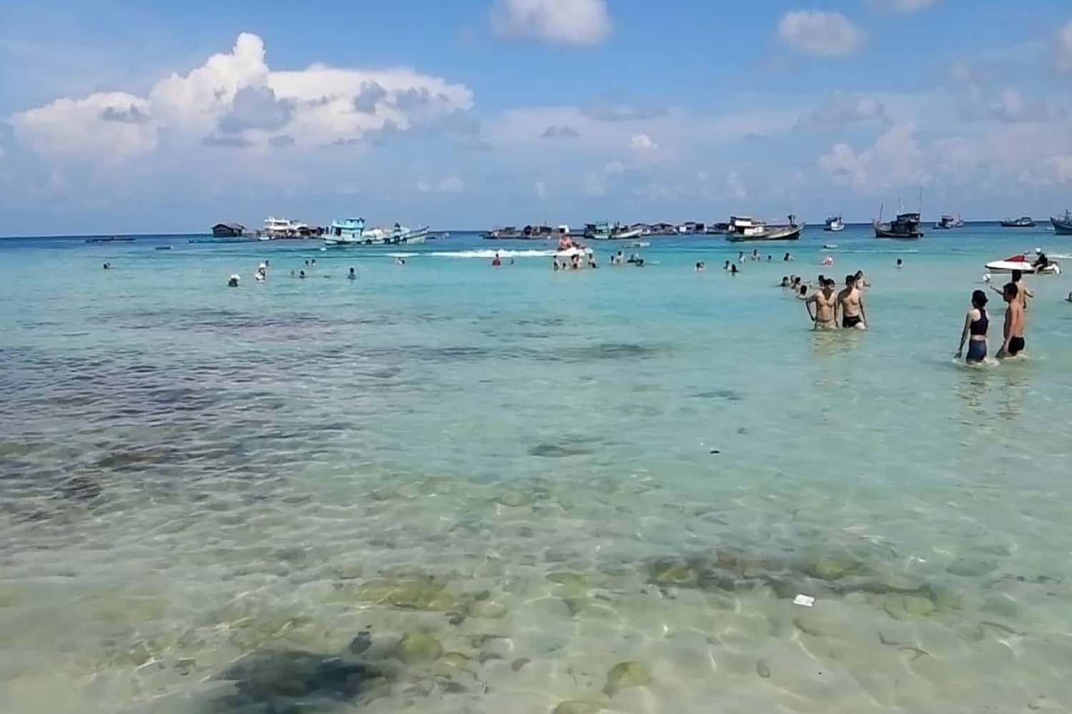 Tắm biển ở Hòn Mấu