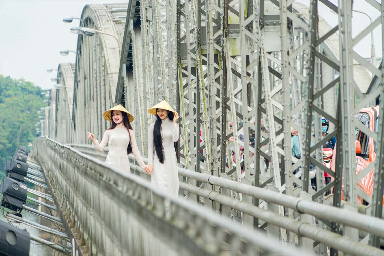 Đi bộ trên cầu Long Biên