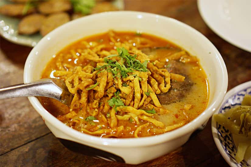 Món ăn đậm đà bản sắc dân tộc này được phục vụ cùng với thịt gà hoặc thịt bò
