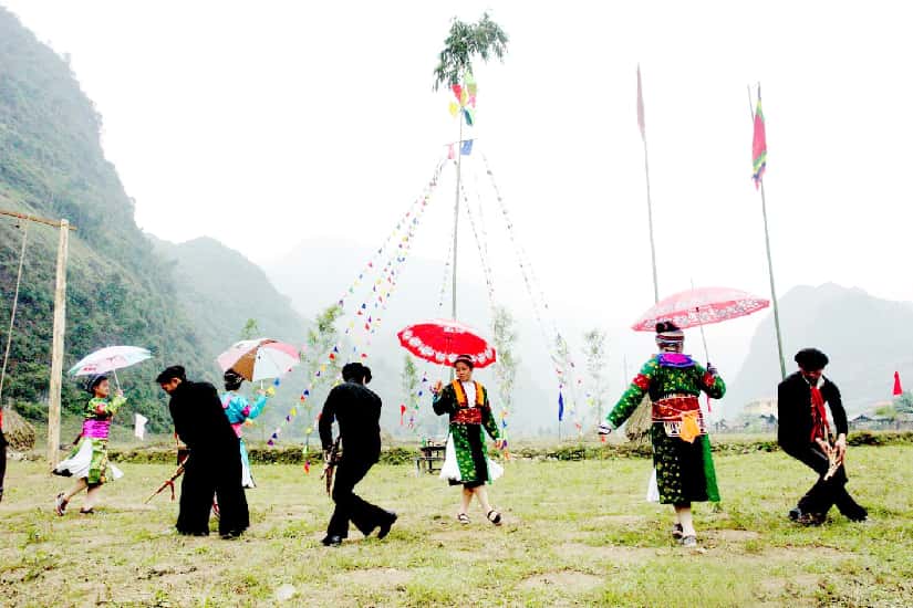 Các hoạt động diễn ra trong lễ hội như nhảy múa, hát 