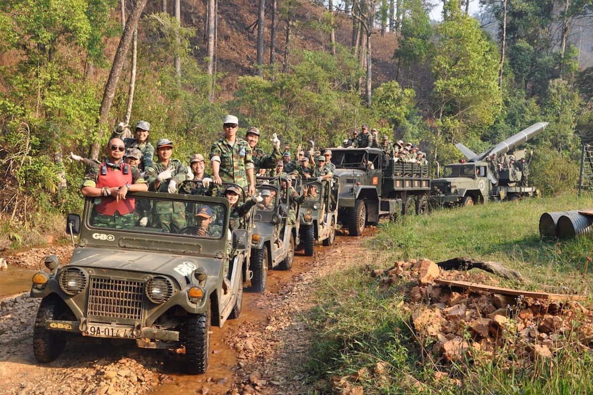 Tour xe Jeep tại Làng Cù Lần
