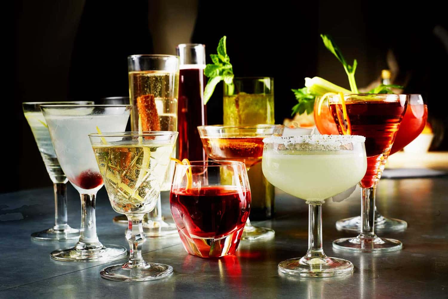 Thưởng thức ly cocktail