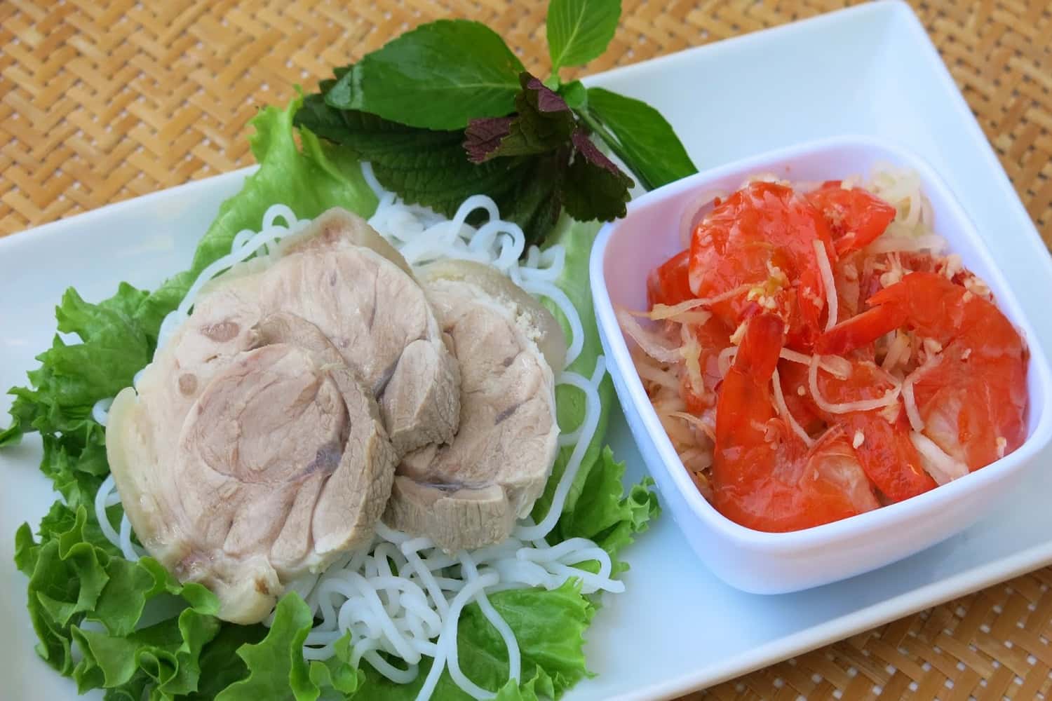 Mắm tôm chua thường xuất hiện trong những bữa ăn gia đình tại Huế