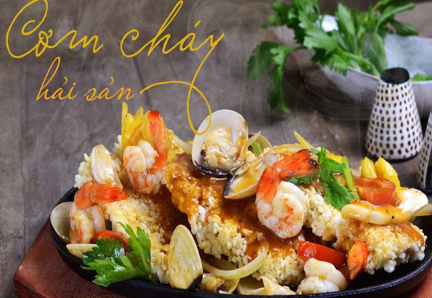 Nước sốt của cơm cháy Hải Phòng được chế biến từ các loại hải sản tươi ngon của vùng