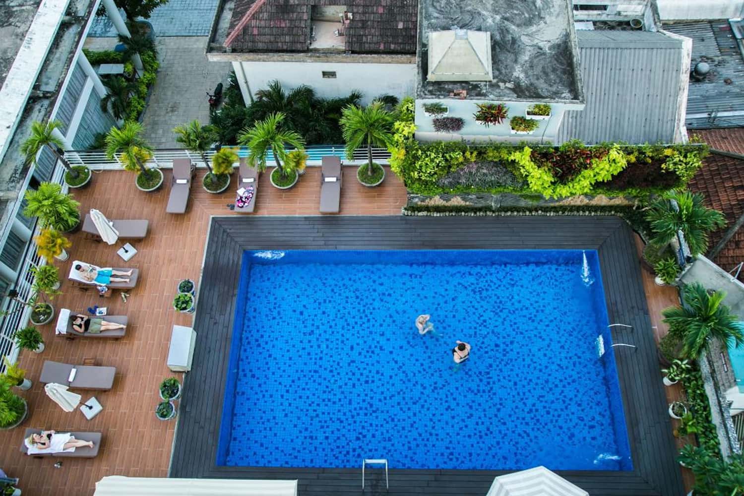 Rosaleen Boutique Hotel có hồ bơi ngoài trời rộng rãi 