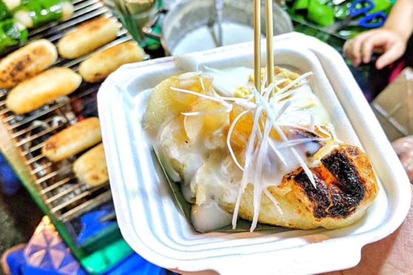 Chuối nếp được nướng trên than hoa, dậy mùi thơm của dừa. Ảnh: Sưu tầm