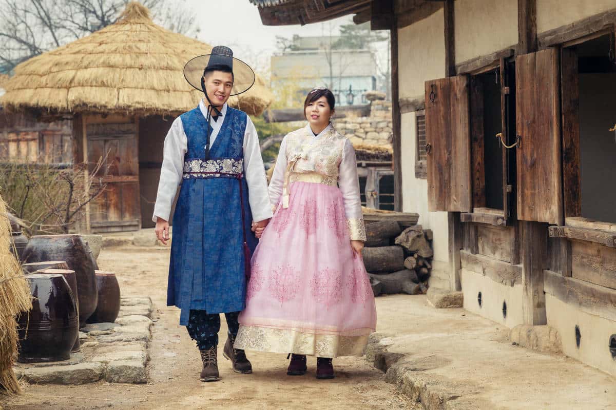 Diện trang phục truyền thống Hanbok