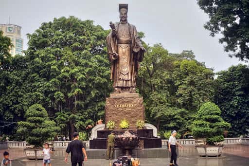 Vườn hoa – Tượng đài Lý Thái Tổ