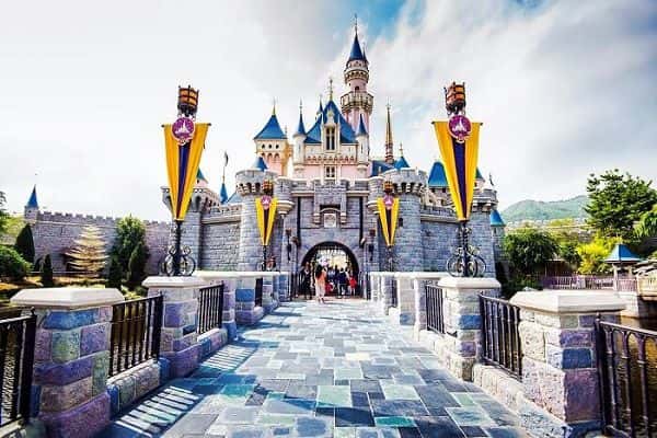 Ở đây còn có các khu vui chơi giải trí như Disneyland Hong Kong