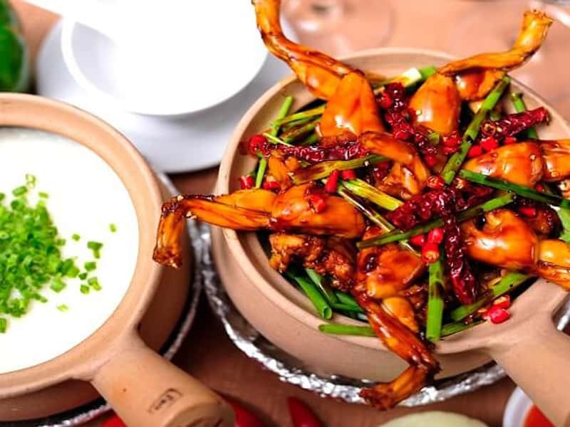 ở Việt Nam cũng có nhiều quán bán cháo ếch lắm nhé