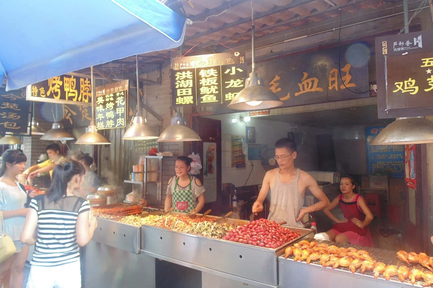 Ăn nhẹ ở hẻm Hubu Alley