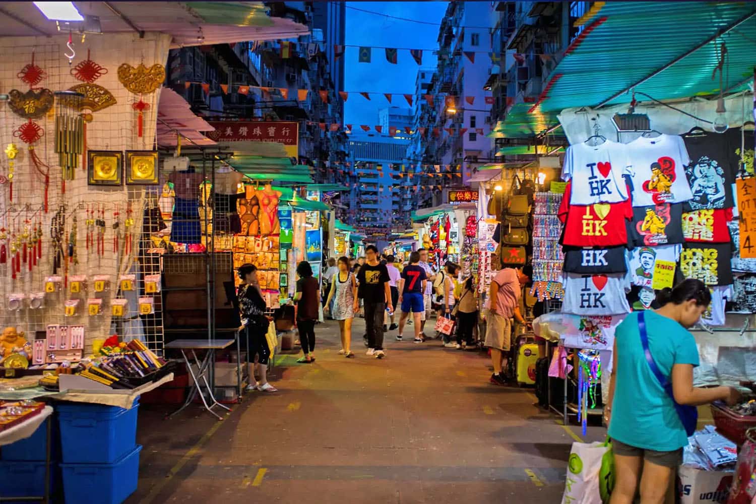 Mua sắm tại chợ đêm