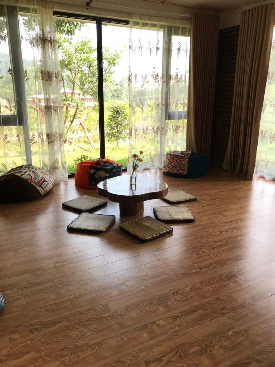 Phòng khách view đẹp, thoáng đãng