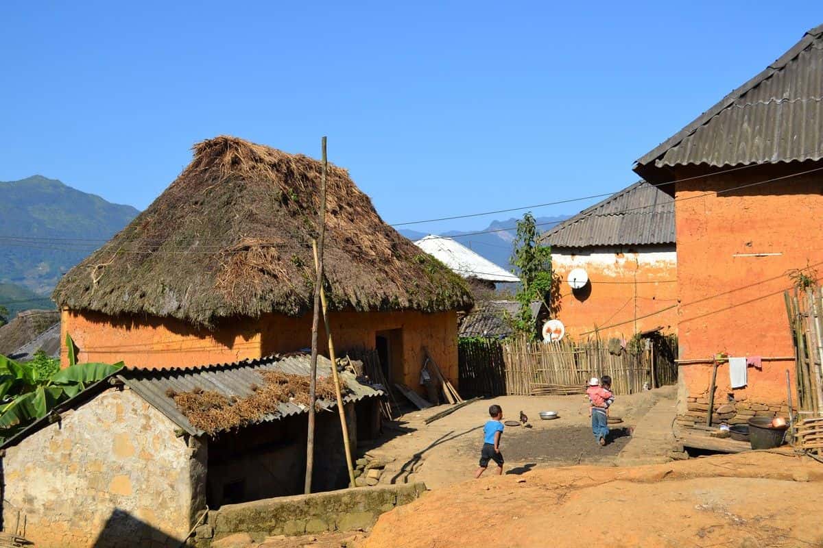 Nhà trình tường