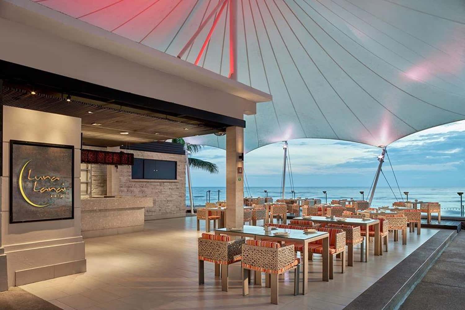  Luna Lanai Restaurant