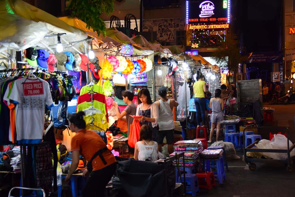 Chợ Bến Thành về đêm