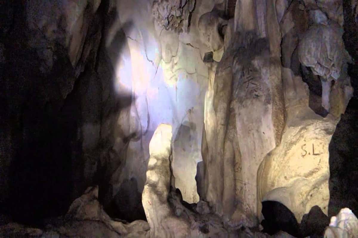 Khám phá hang tối