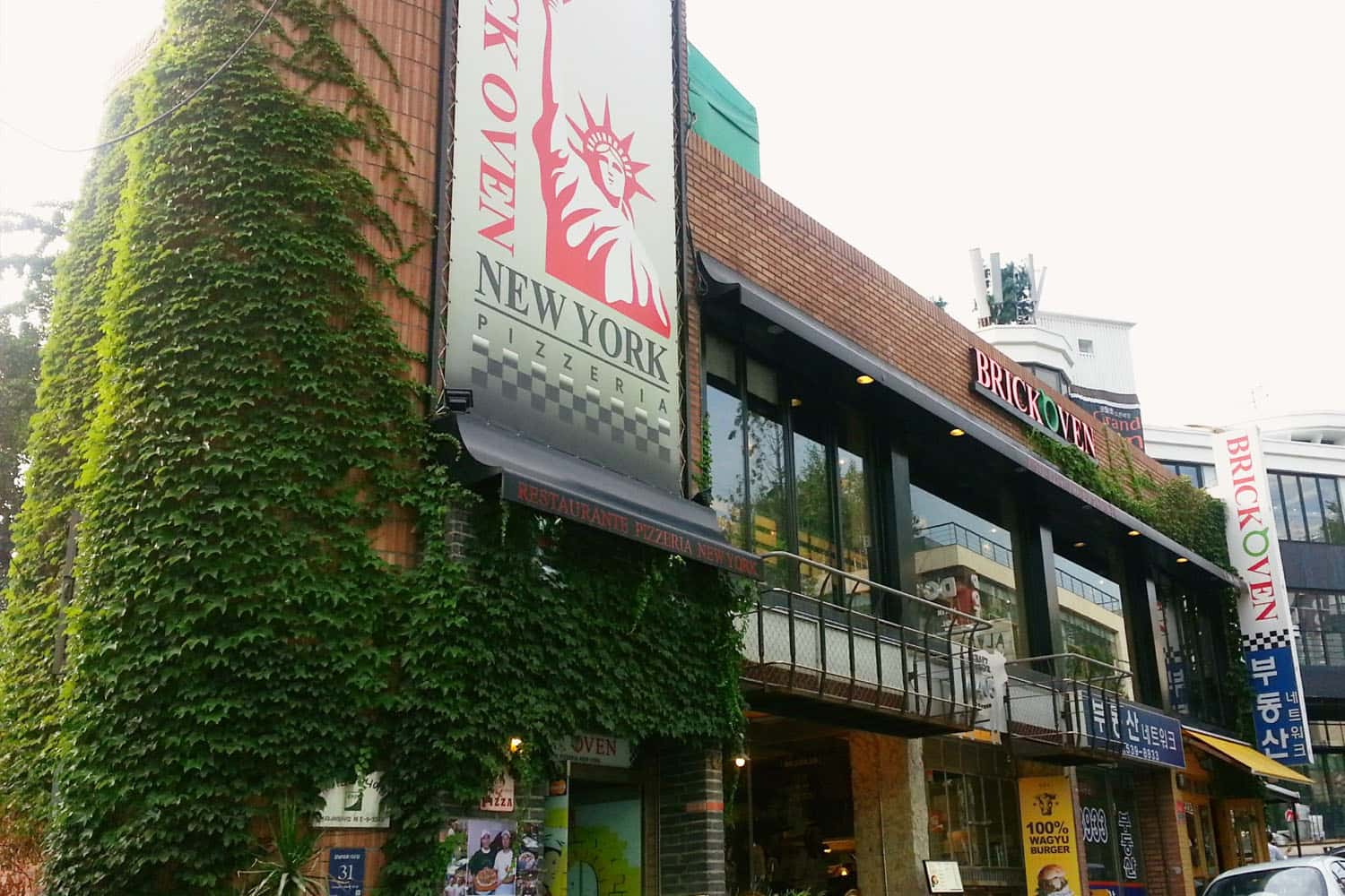 Tìm chiếc pizza tuyệt vời tại Brick Oven New York Pizzeria