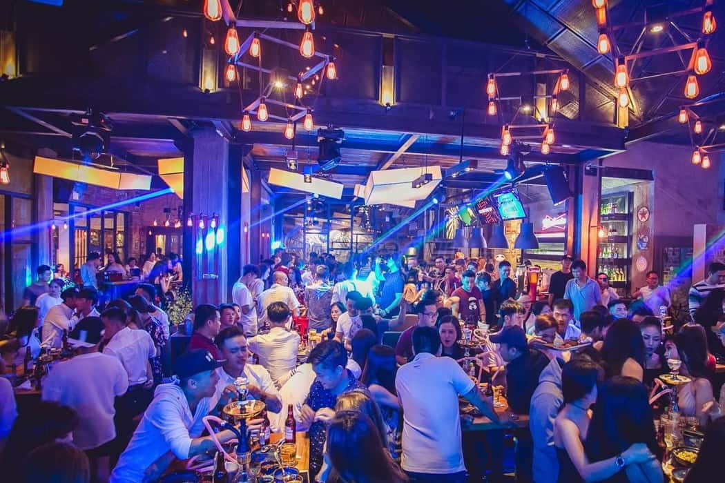 Quẩy cuồng nhiệt ở các quán bar