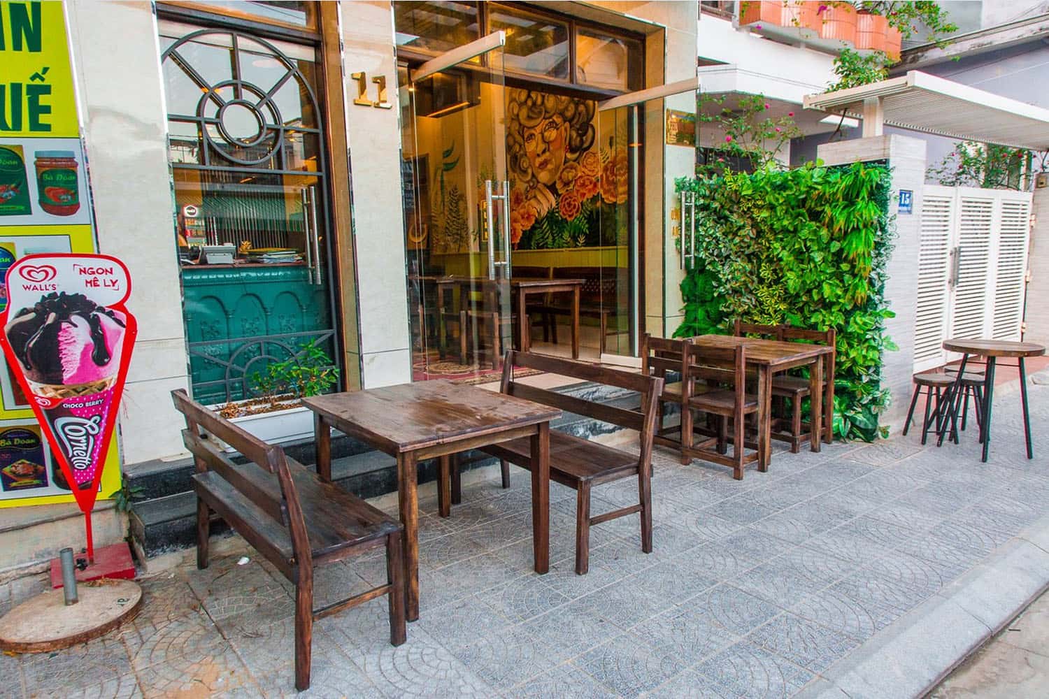 Amona Hotel cũng hệ thống nhà hàng, quán bar phục vụ cho du khách