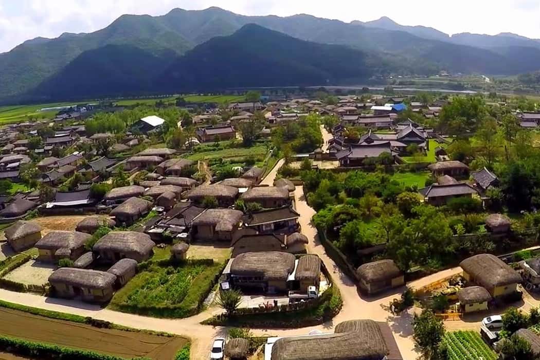 Dạo quanh ngôi làng từ trên phà 